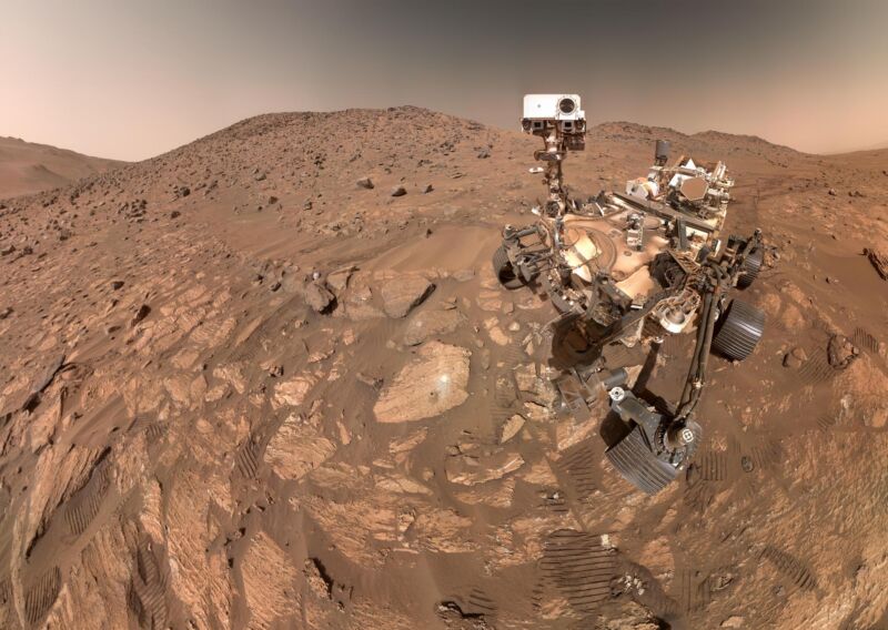 Image for the Tweet beginning: Celebrating 5 years on Mars!