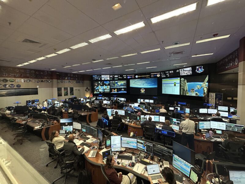 Image for the Tweet beginning: Flight Control Team handed over